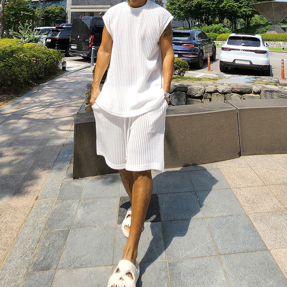 Gebreide, loszittende, casual zomerset voor heren met mouwloos vest en korte broek.