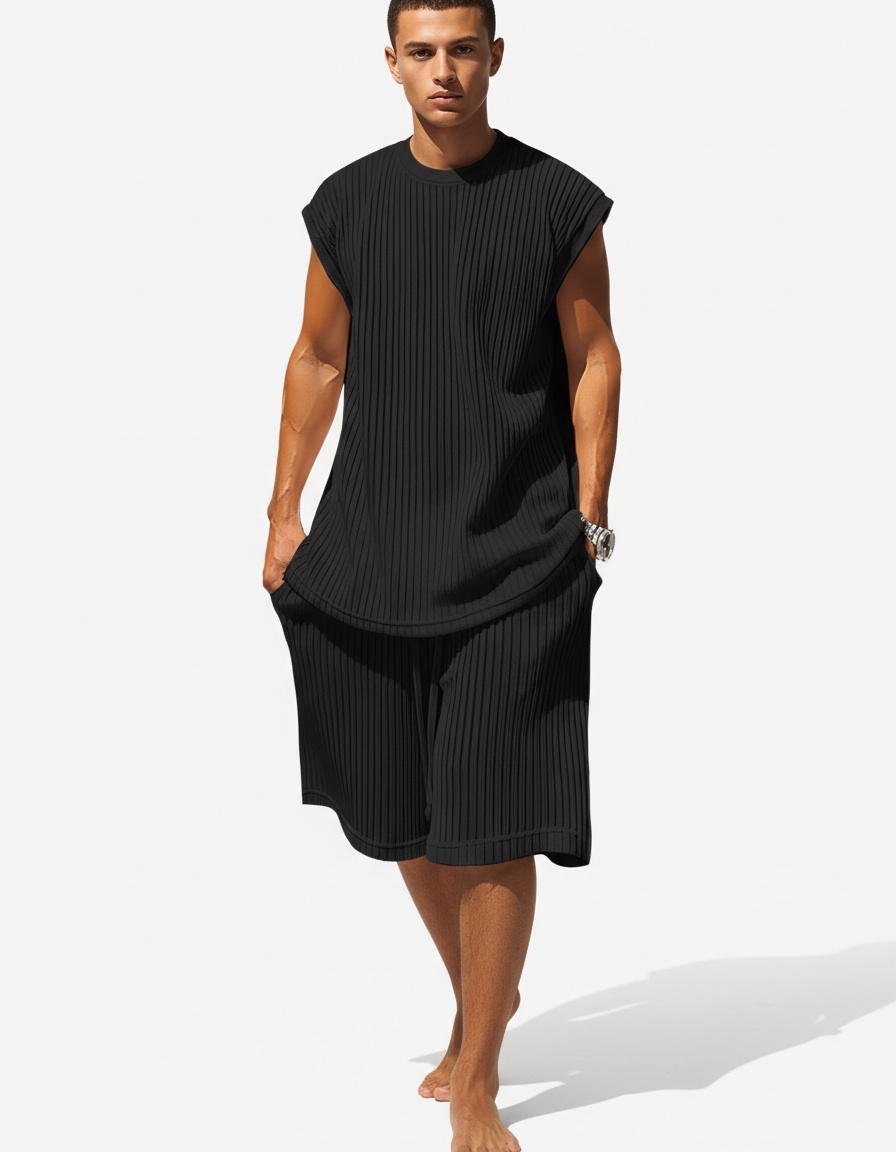 Gebreide, loszittende, casual zomerset voor heren met mouwloos vest en korte broek.