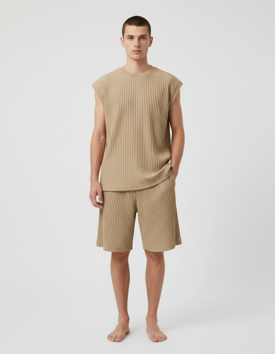 Gebreide, loszittende, casual zomerset voor heren met mouwloos vest en korte broek.