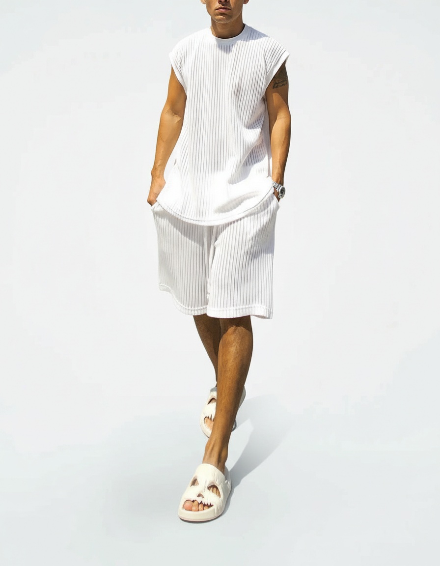 Gebreide, loszittende, casual zomerset voor heren met mouwloos vest en korte broek.