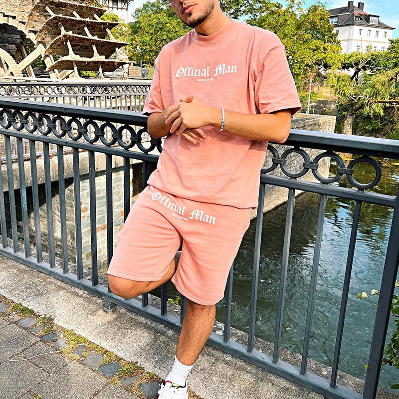 Bedrukt casual zomerpak bestaande uit een T-shirt en shorts, een trendy outfit voor heren.