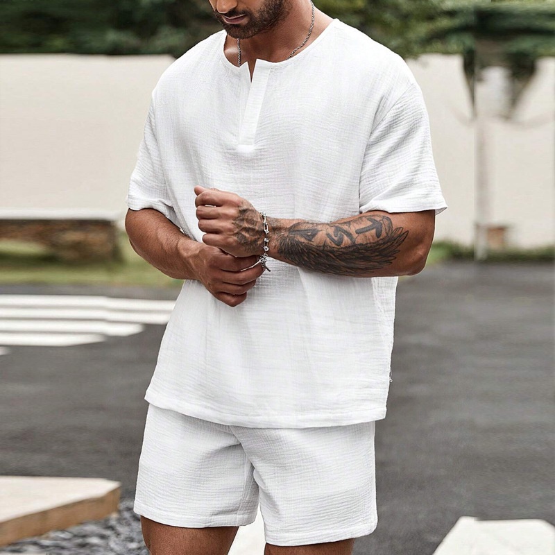 Ensemble deux pièces pour homme : chemise ample à col en V et manches courtes et short, idéal pour l'été décontracté.
