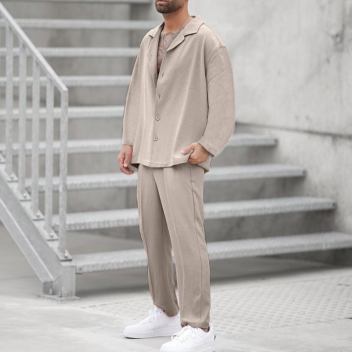 Casual tweedelig pak met lange mouwen en bijpassende broek voor heren, geschikt voor de herfst en winter.