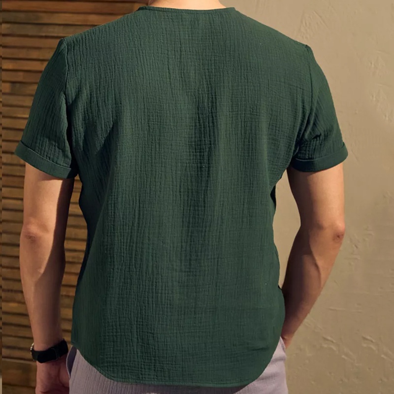 Effen Henley-shirt met ronde hals en casual knoopdetails voor heren, perfect voor de zomer.