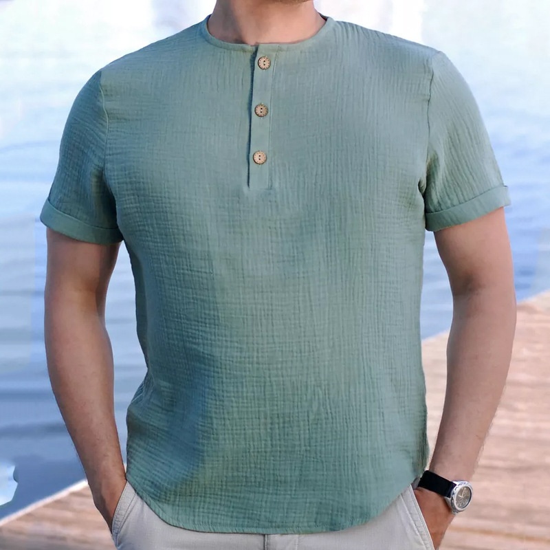Effen Henley-shirt met ronde hals en casual knoopdetails voor heren, perfect voor de zomer.