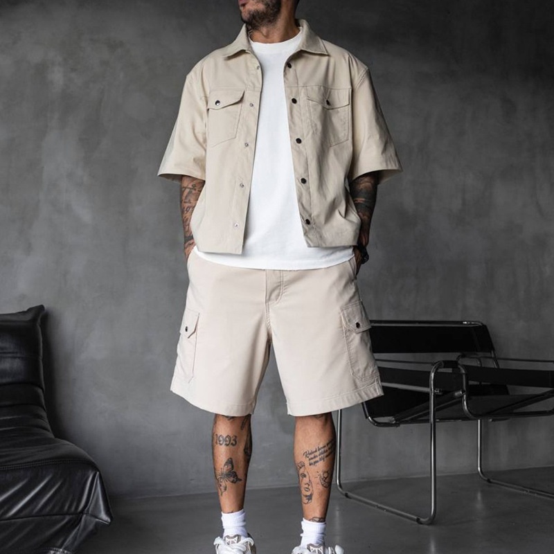 Amerikaans werkpak: overhemd met kraag en korte broek, casual look voor heren, geschikt voor lente/zomer.