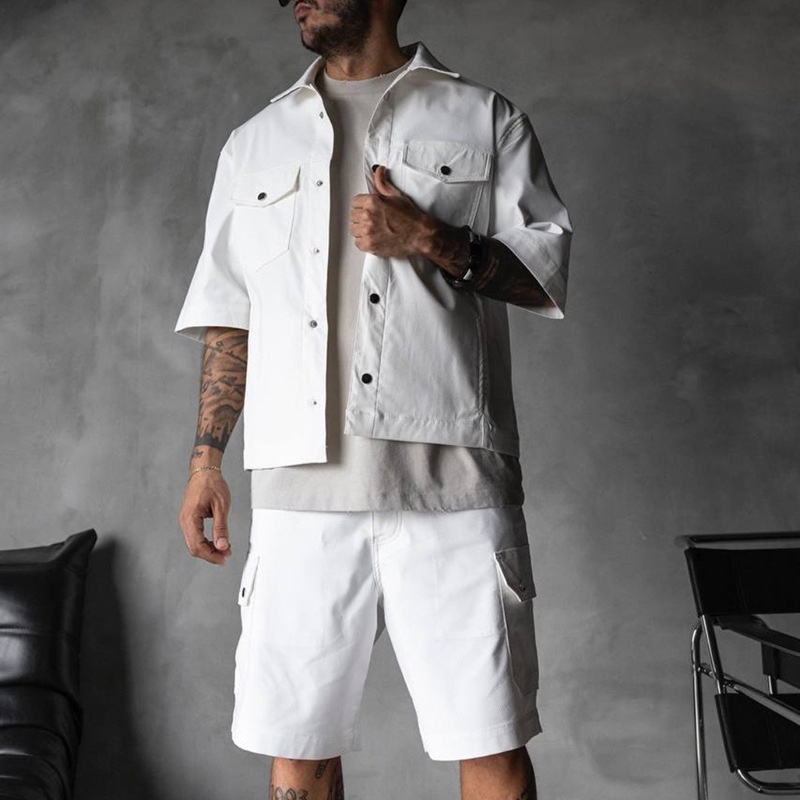 Amerikaans werkpak: overhemd met kraag en korte broek, casual look voor heren, geschikt voor lente/zomer.