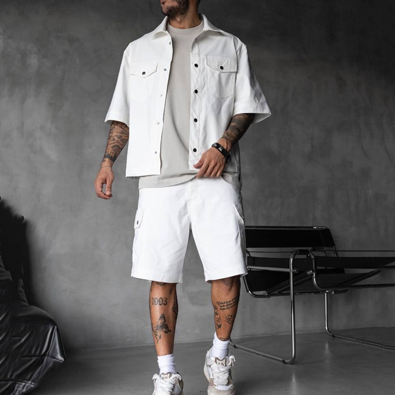 Amerikaans werkpak: overhemd met kraag en korte broek, casual look voor heren, geschikt voor lente/zomer.